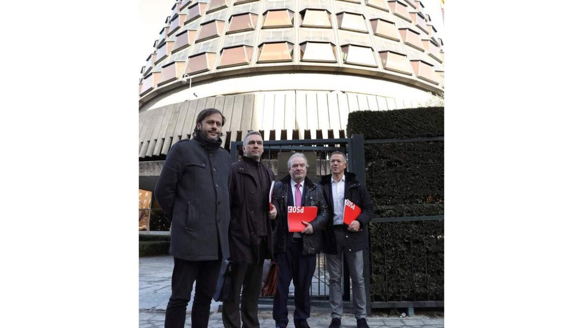 Los políticos socialistas, ayer, ante el TC tras presentar el recurso de amparo. BALLESTEROS