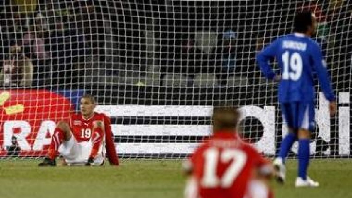 Suizos y hondureños, con gesto contrariado por su eliminación.