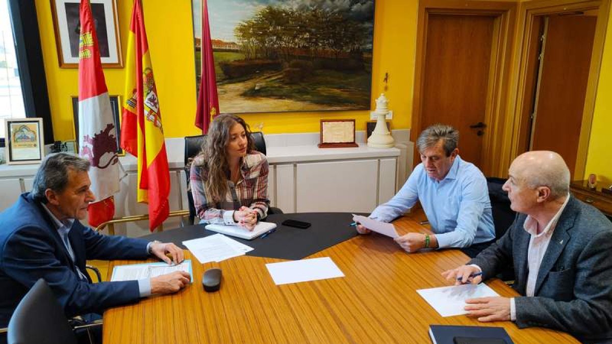 Los responsables de Asaja León se reunieron con la delegada y el jefe de servicio. DL