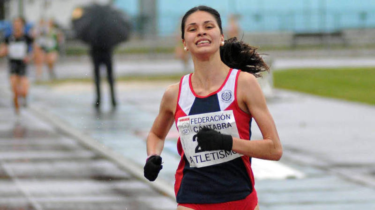 Nuria Lugueros dominó de principio a fin en los 3.000 metros.