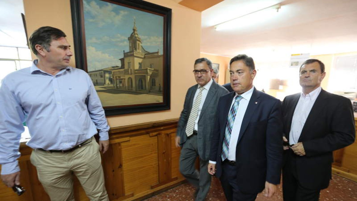 El presidente del organismo provincial en compañía del alcalde ayer en el Ayuntamiento .