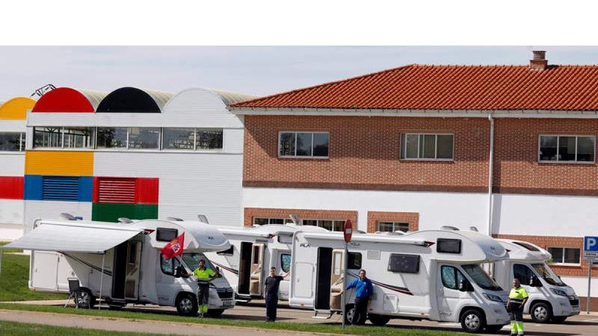 Diego Rodríguez Marcos, Diego Vicente Llamas, Gabriel Adeva García y Aurelio García Llamas en las caravanas aparcadas en la planta potabilizadora. MARCIANO PÉREZ