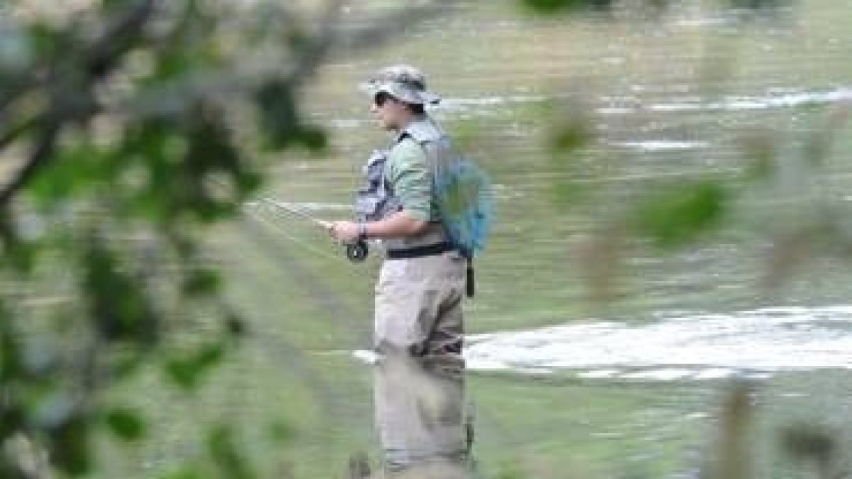 Un momento del tradicional concurso de pesca en el río Órbigo