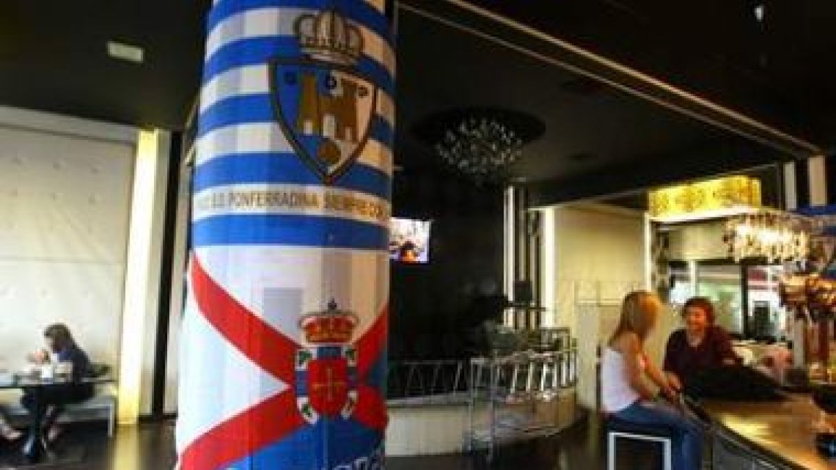 La gran bandera blanquiazul que lució el año pasado frente a El Plantío vuelve a adornar una fachada