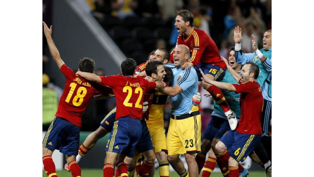 Cristiano Ronaldo lamenta la derrota ante España durante la semifinal de la Eurocopa tras marcar Cesc el penalti decisivo en la correspondiente tanda.