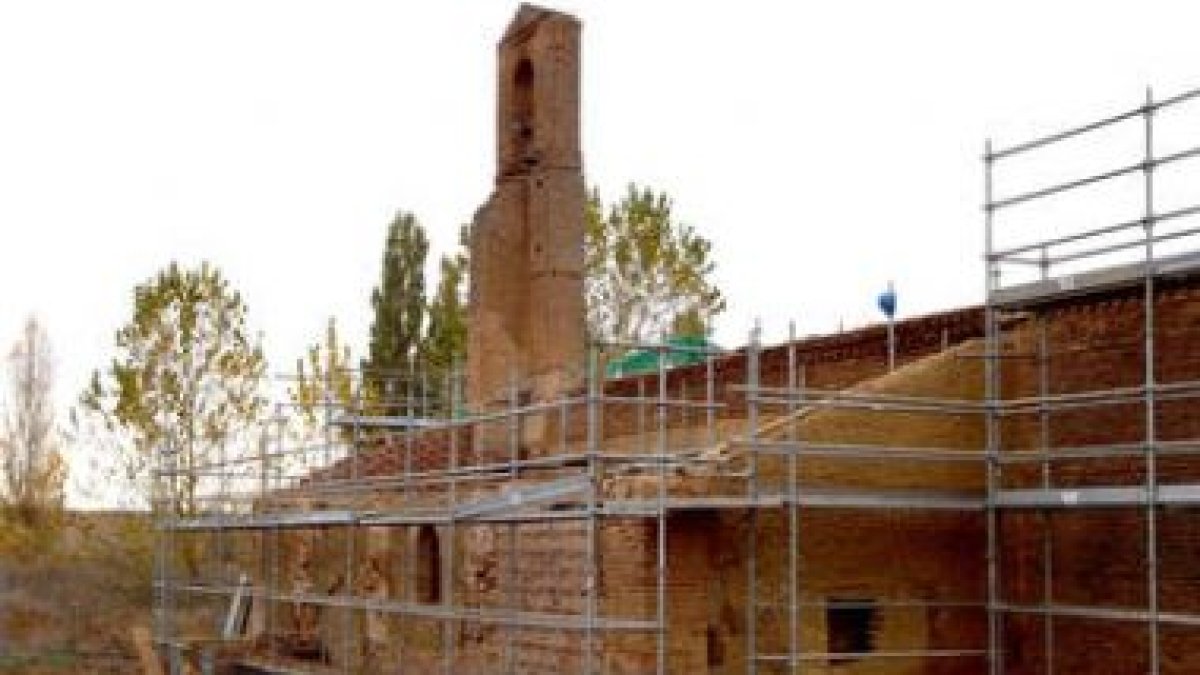 La ermita de la Virgen del Puente está cubierta de andamios.