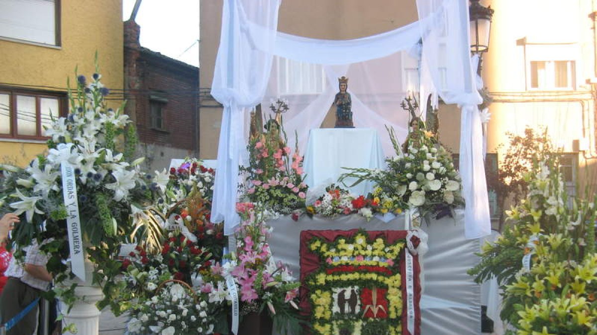 Altar a la virgen de Celada, ante la iglesia de San Roque, en las fiestas roblanas de anteriores ediciones. BARRIO PLANILLO