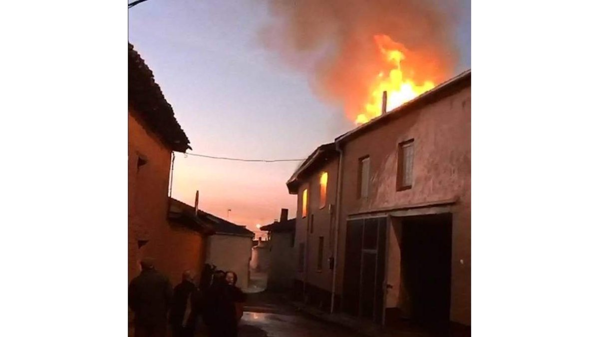 Las llamas asomaban por el tejado antes de llegar los bomberos. DL