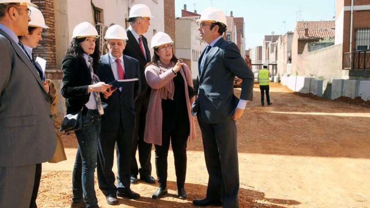 Marcelino Oreja, en el centro de la imagen, visitó de tapadillo las obras esta semana.