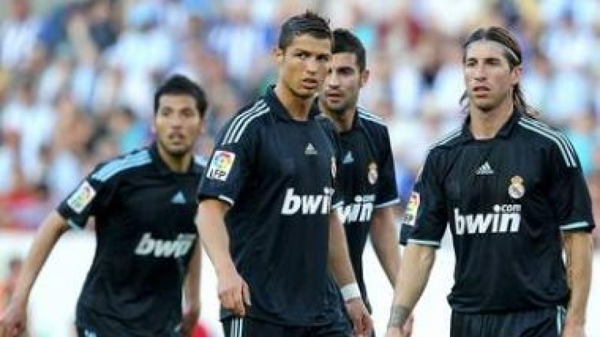 Cristiano Ronaldo y los defensas Ezequiel Garay, Raúl Albiol y Sergio Ramos reflejan en sus caras la