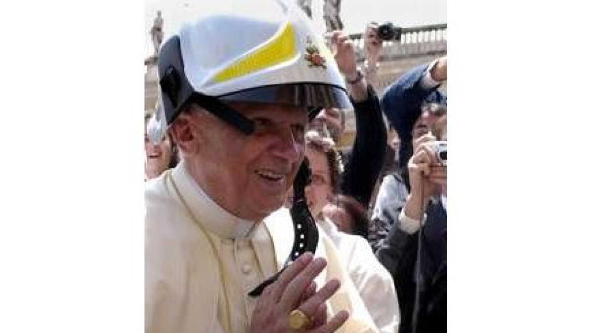 Benedicto XVI no dudó en colocarse un casco de bombero