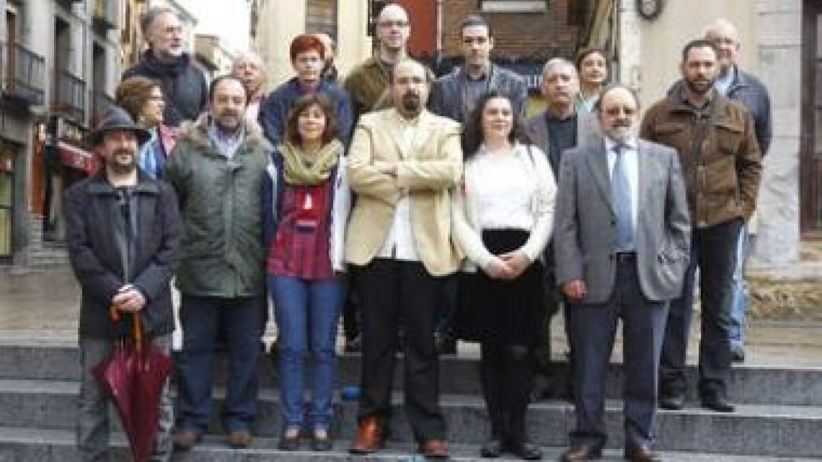 La candidatura de IU al Ayuntamiento de León ayer, en la plaza de Don Gutierre.