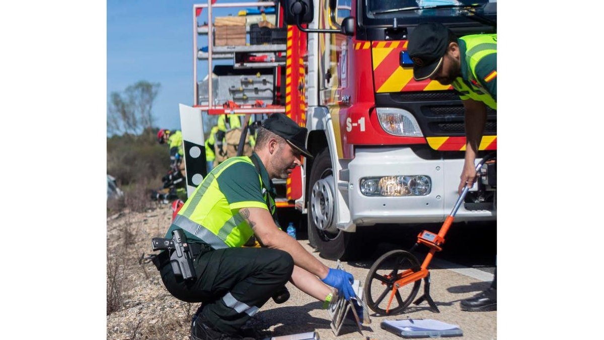 Agentes de la Guardia Civil en el lugar de un accidente con muertos. WIFREDO GARCIA ALVARO