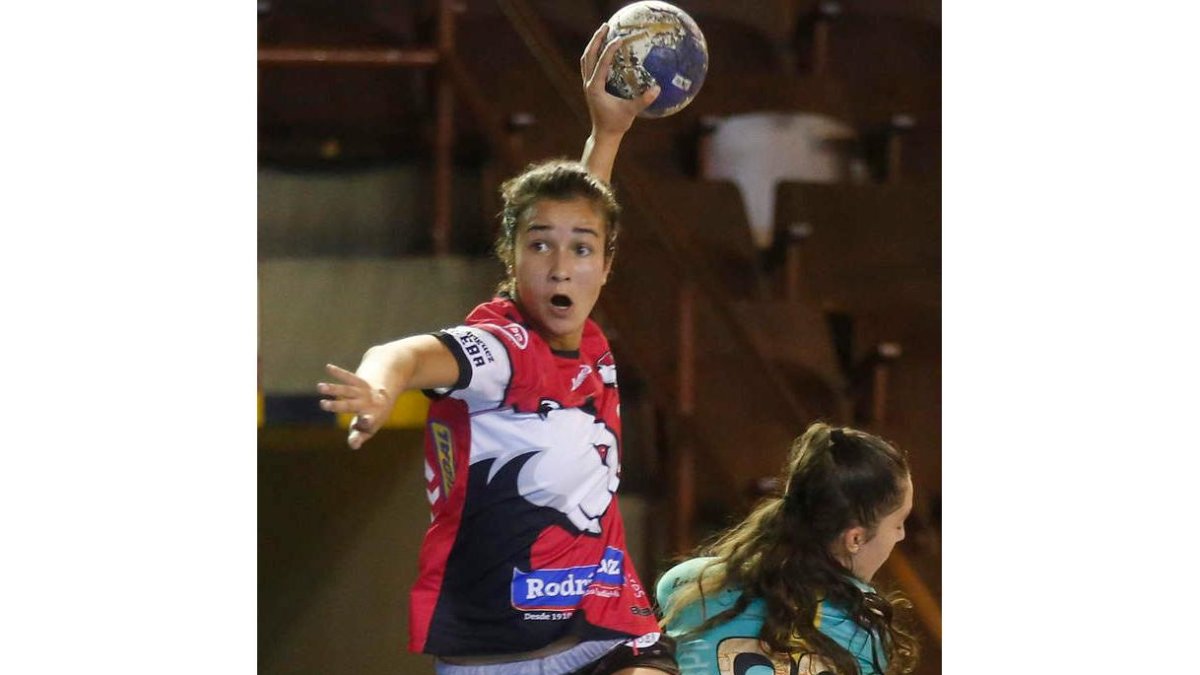 La extremo Isabel Rosinos es la máxima goleadora del Rodríguez Cleba. FERNANDO OTERO