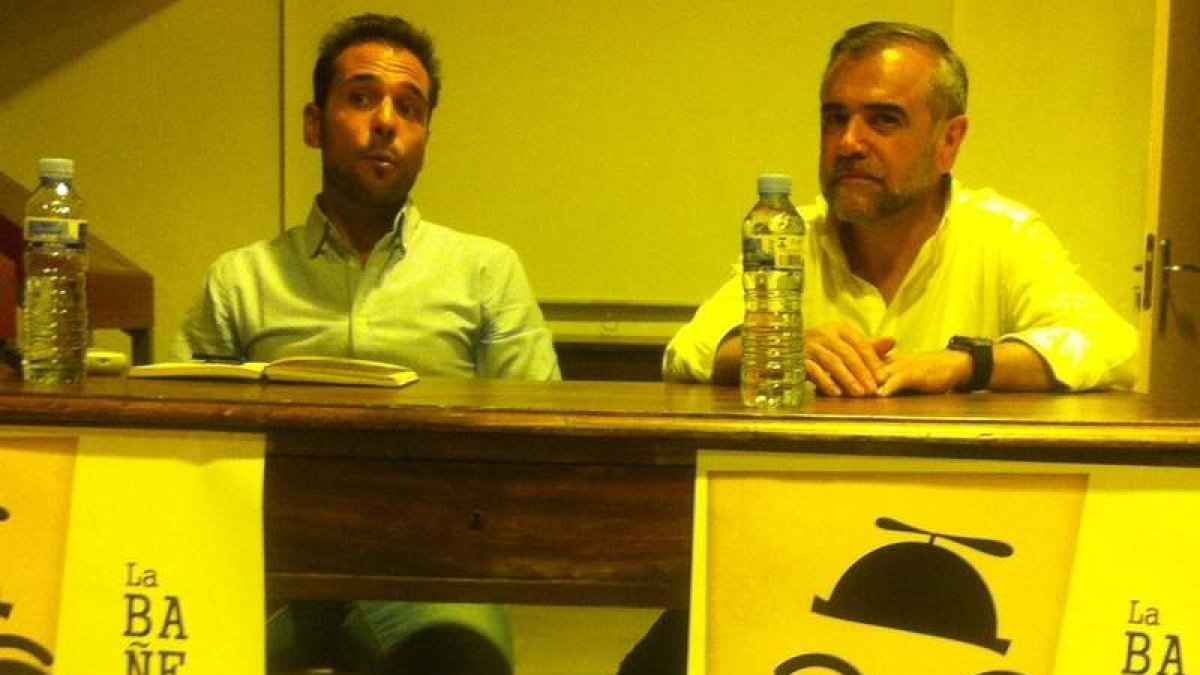 El autor de los videos, Jorge Troitiño, y el alcalde, José Miguel Palazuelo, en el Citba.