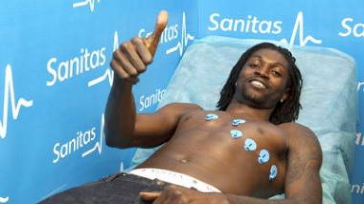 Emmanuel Adebayor, último fichaje del club, durante el reconocimiento médico.