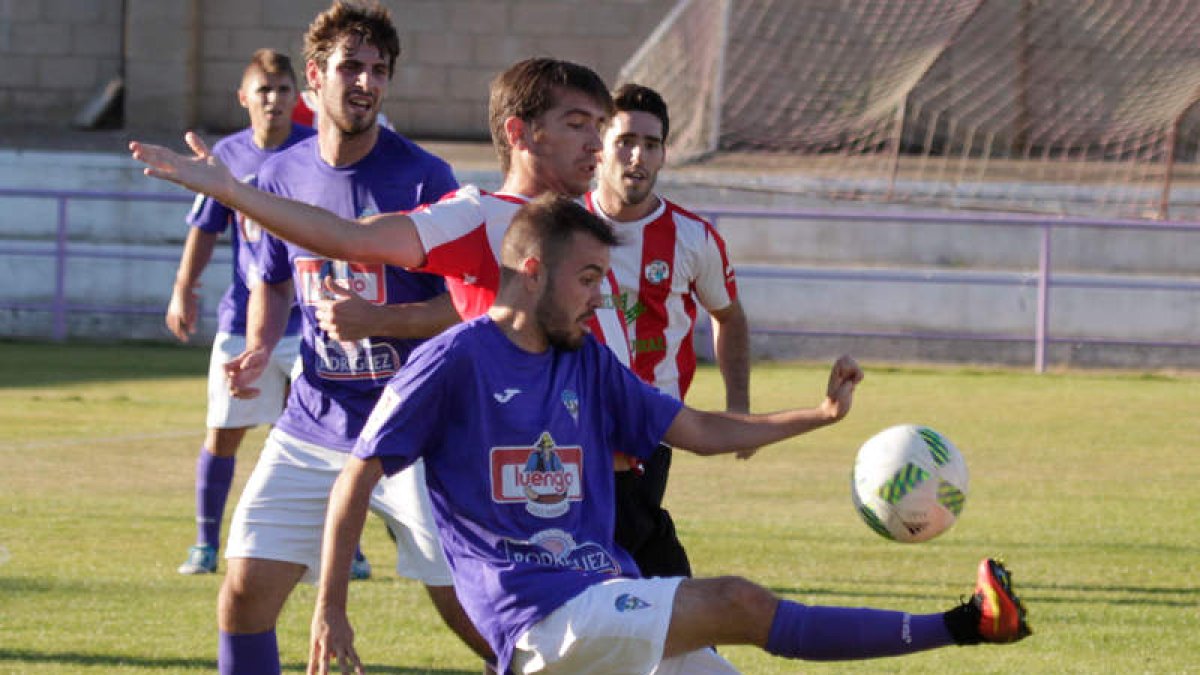 El equipo bañezano salvó al final un punto frente a los burgaleses después de empezar ganando. SECUNDINO