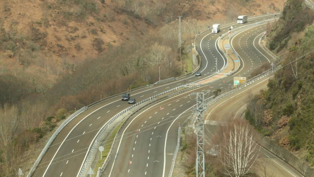 Autovía A-6 en Vega de Valcarce. LUSI DE LA MATA