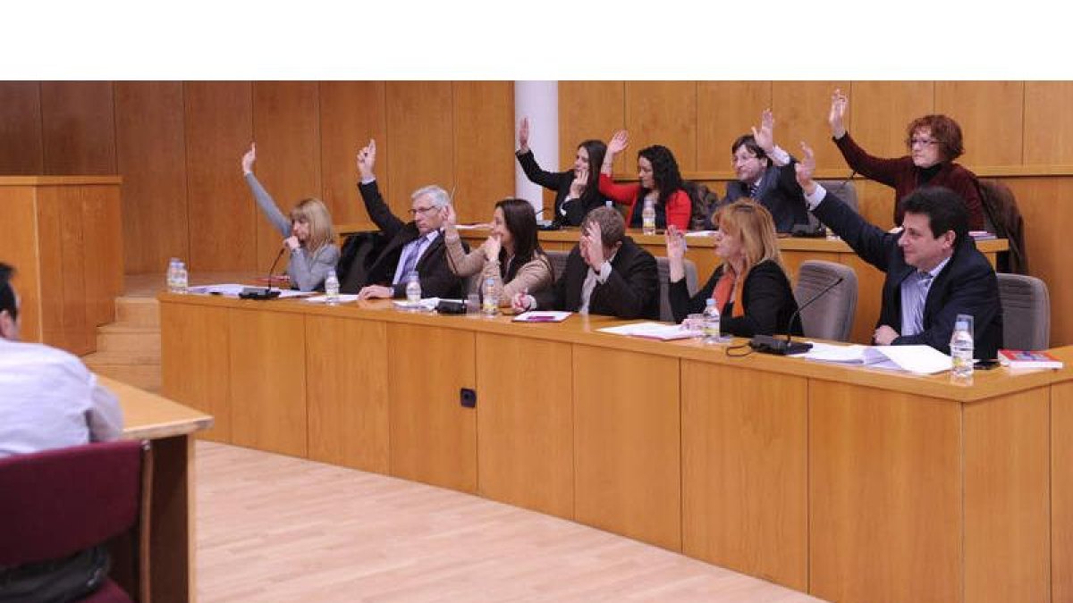 La oposición en un momento de una votación, ayer en el  Ayuntamiento de San Andrés.