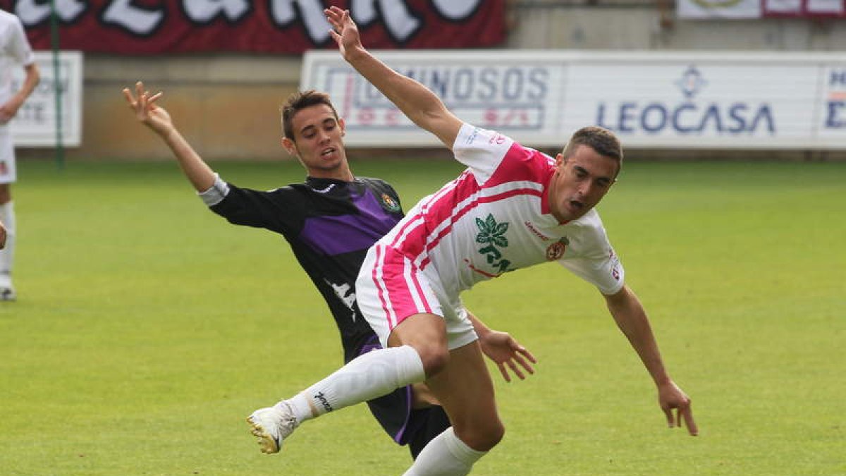 Mario Villar pelea por la posesión del balón con Álex.