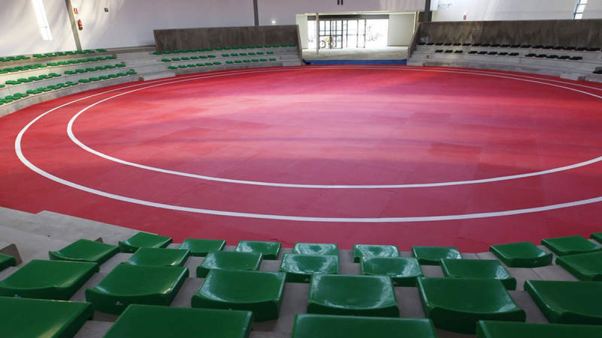 El luchódromo está situado en el Polígono de la Torre, en la zona de La Palomera, con asiento para unas 400 personas.