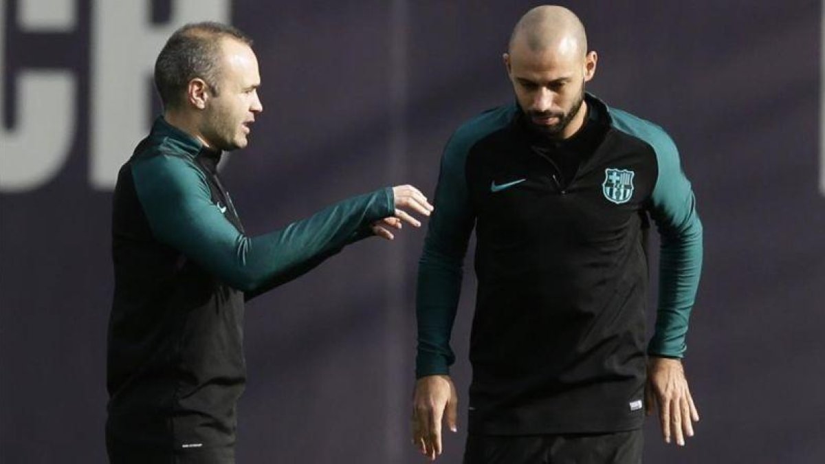 Javier Mascherano junto a Andrés Iniesta.