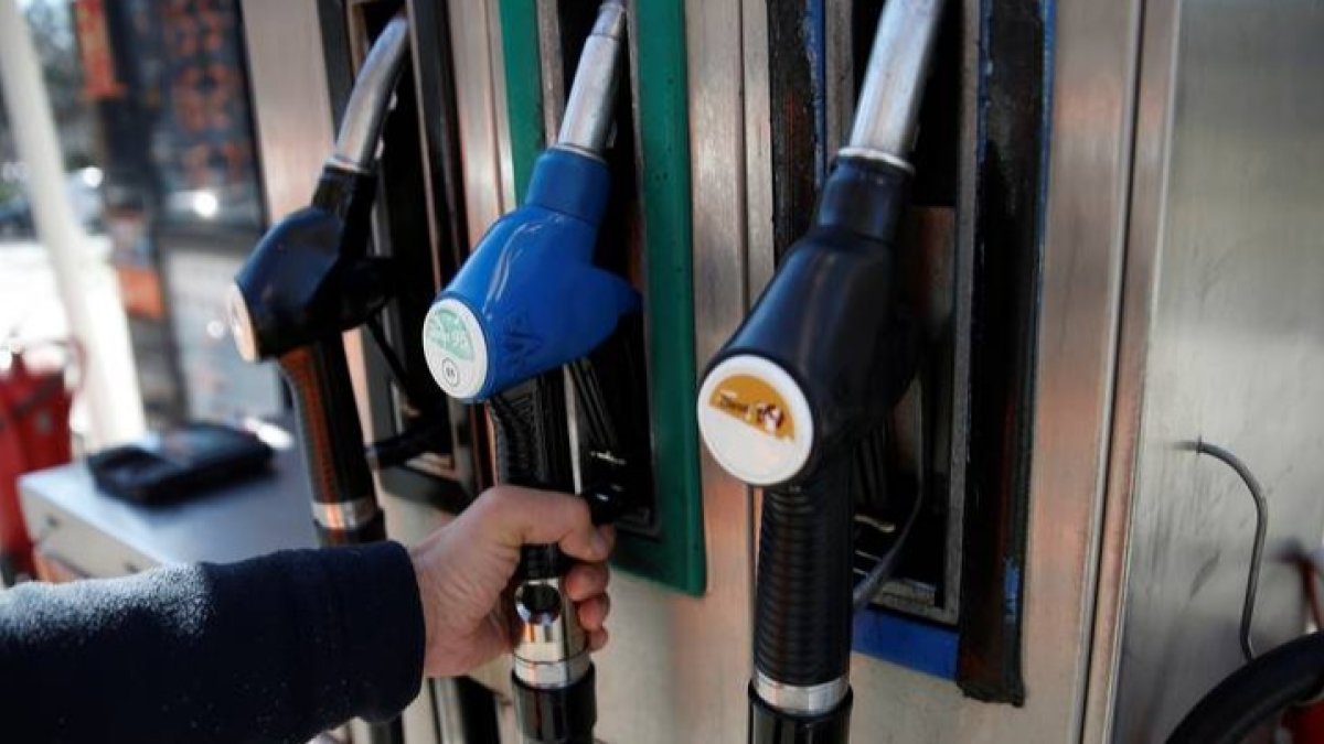 Un hombre se dispone a repostar en una gasolinera. ZIPI
