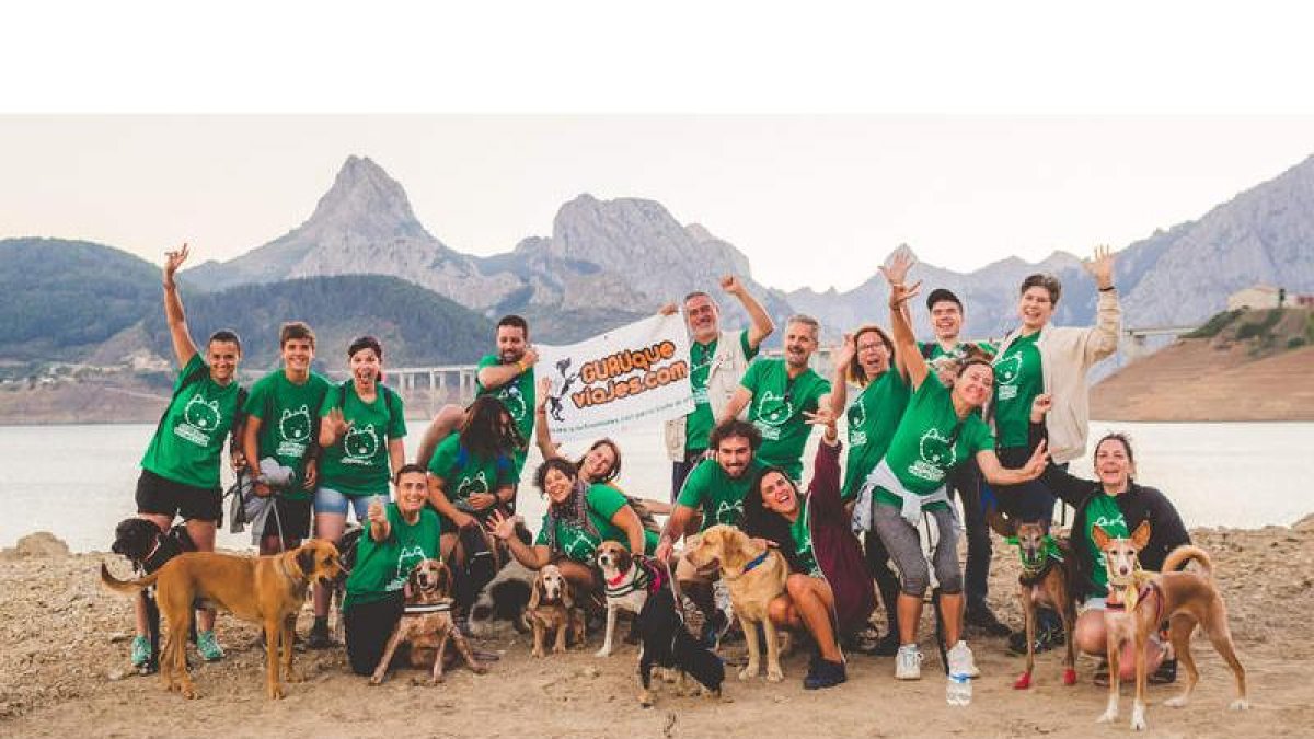 Uno de los grupos de perros y sus dueños que han participado en los ‘Campus Dog’ que realiza Sport Lider en Cistierna
