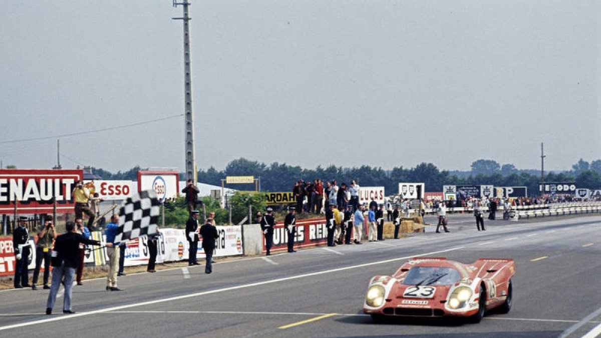 La historia ‘nos’ contempla: un ‘puñado’ de 2.400 CV conjuntos; el V12 del 917 llegó a alcanzar los 1.230 y 1.160 el ‘pequeño hibridado’ V4 Turbo de sólo 2.0 litros de cilindrada… toda una «predisposición genétic