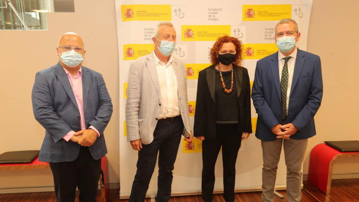 El subdelegado del Gobierno y el director de la Ciuden, junto a Laura Martín y Francisco Boya. L. DE LA MATA