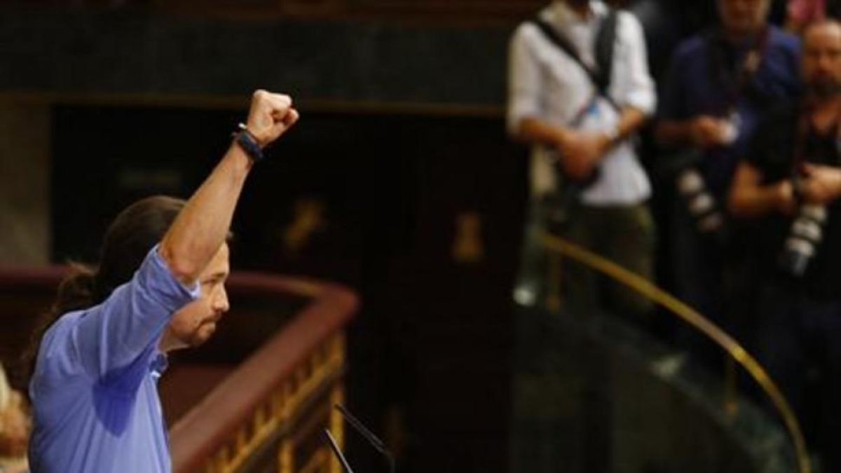 Pablo Iglesias levanta el puño, en la tribuna del Congreso.