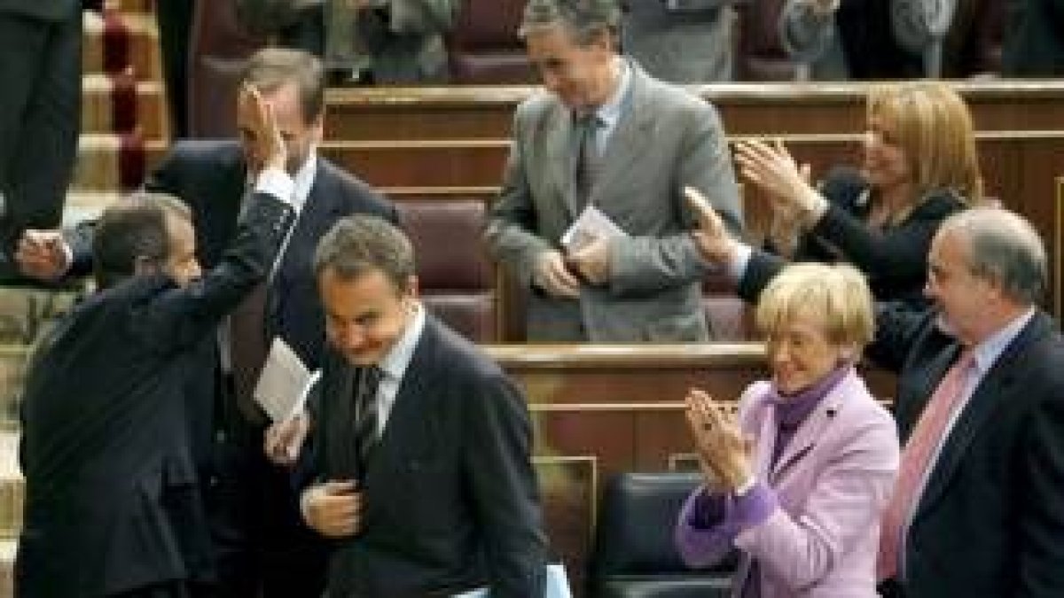 Zapatero, junto a algunos miembros del Ejecutivo y el portavoz económico que celebran la votación