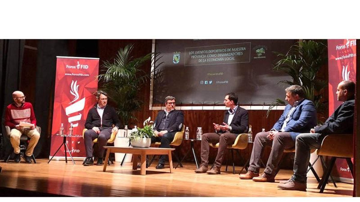 La Casa de Cultura de Valencia de Don Juan acogió un encuentro del Foro Internacional del Deporte. DL
