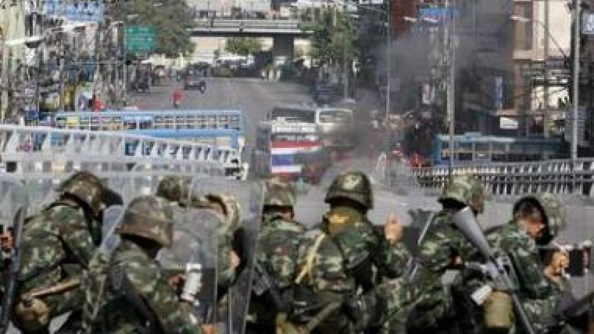 Manifestantes antigubernamentales queman neumáticos junto a varios autobuses públicos