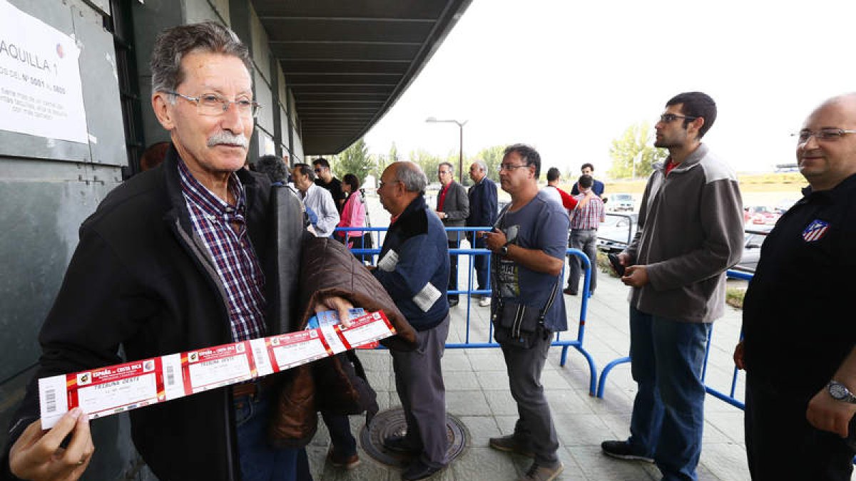 El socio de la Cultural Mariano González fue el primero en comprar las entradas para el partido España-Costa Rica en taquilla.