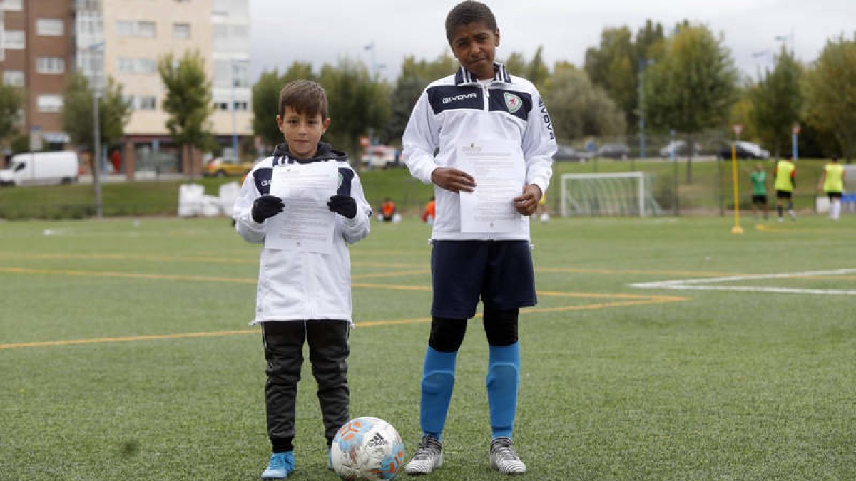 Dos de los trece futbolistas que esperan la autorización de la Real Federación Española de Fútbol para poder jugar de forma oficial con sus respectivos equipos sólo pueden entrenar o ver lo que hacen sus compañeros al carecer del permiso federativo para poder cumplimentar su licencia y comenzar a disputar sus partidos oficiales. MARCIANO PÉREZ