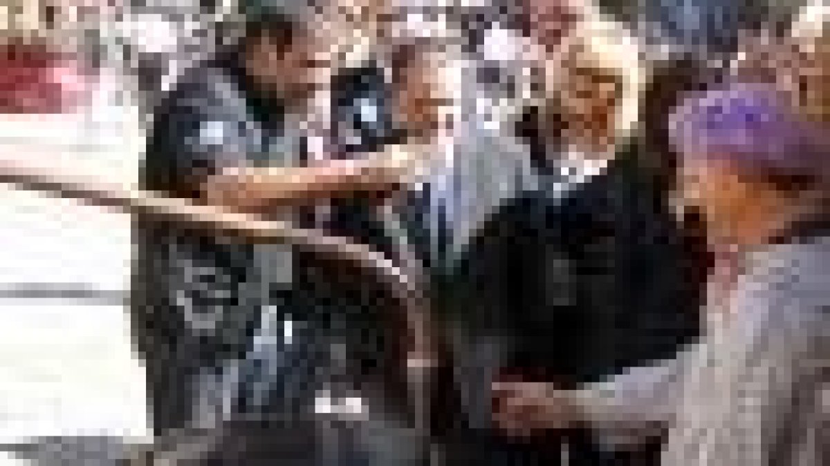 El alcalde de León, Mario Amilivia, durante su visita al mercado medieval