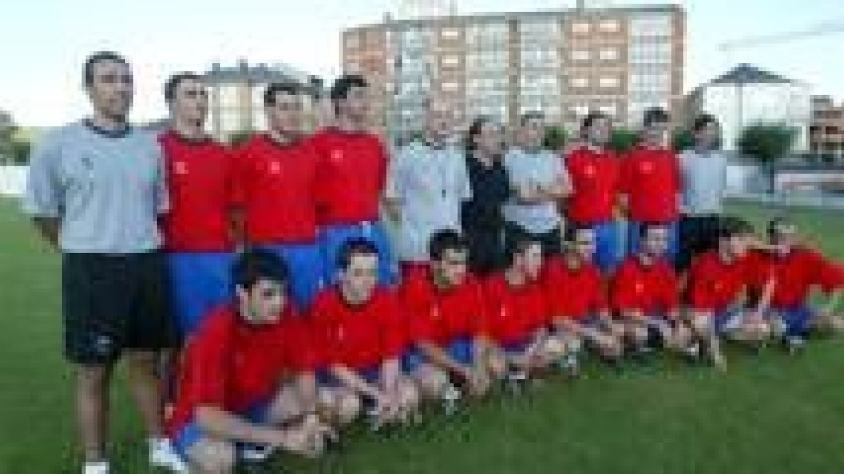 Los rojiblancos presentaron a quince jugadores, que posaron con el cuerpo técnico y el presidente