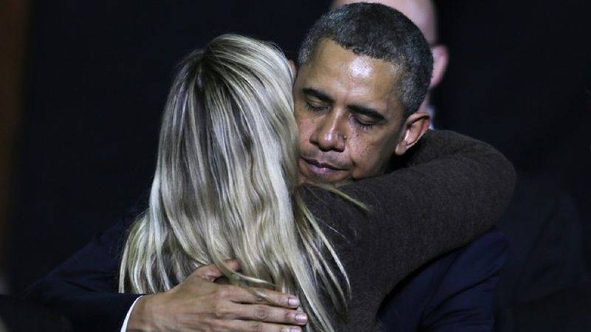 Barack Obama abraza a una familiar de una víctima de la matanza de Newtown, el lunes, en Hartford (Connecticut).