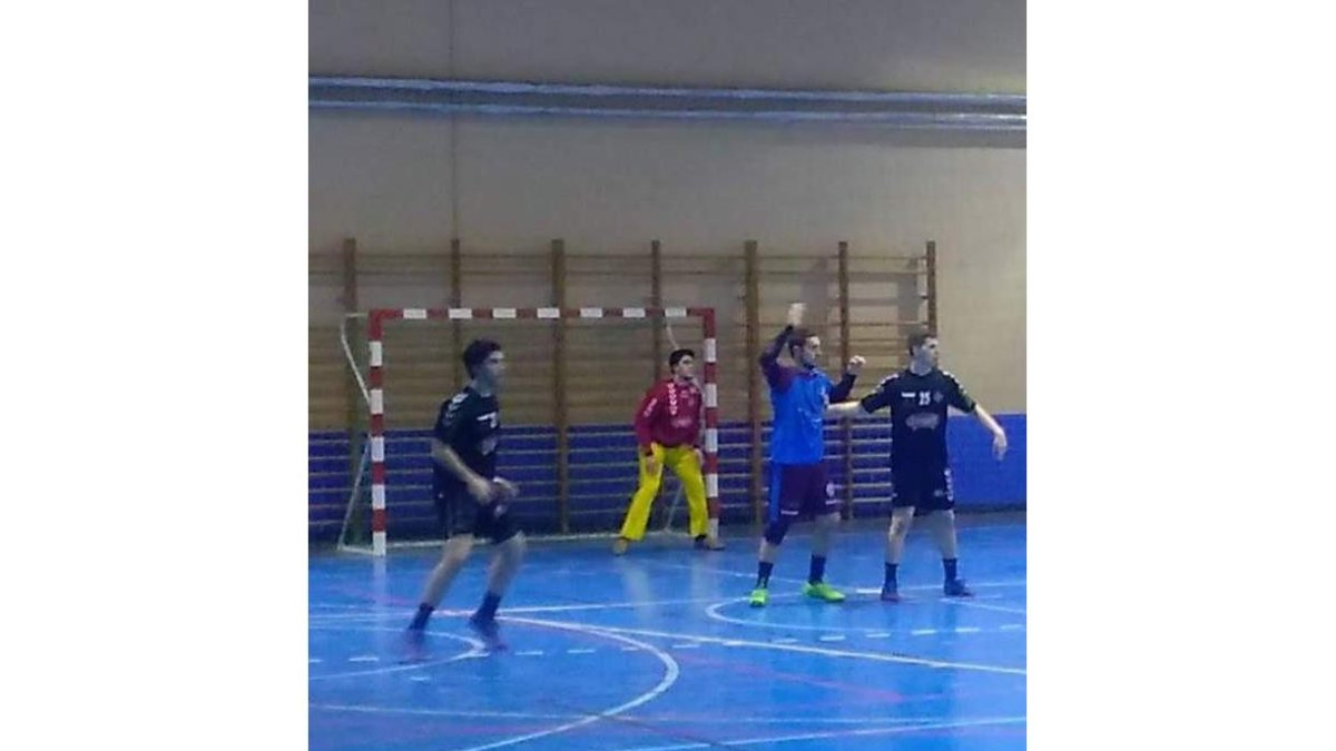 Un momento del derbi entre los dos equipos leoneses. DL