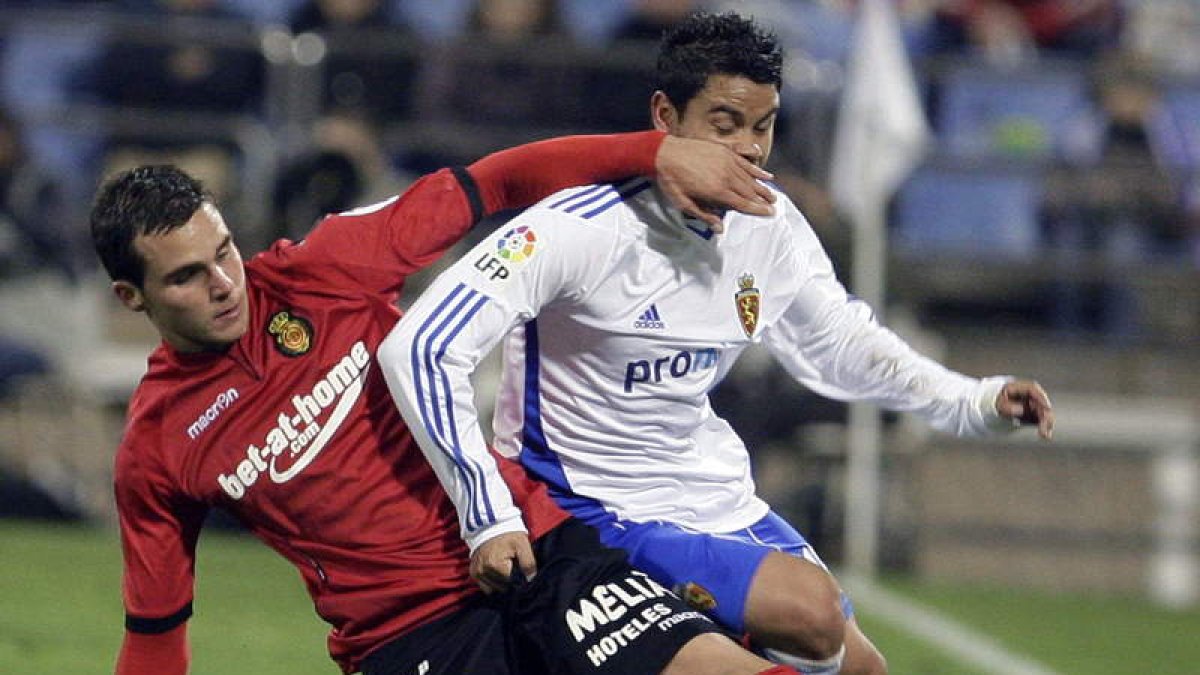 El mexicano del Zaragoza, Pablo Barrera, pugna por un balón con Álvaro Giménez.