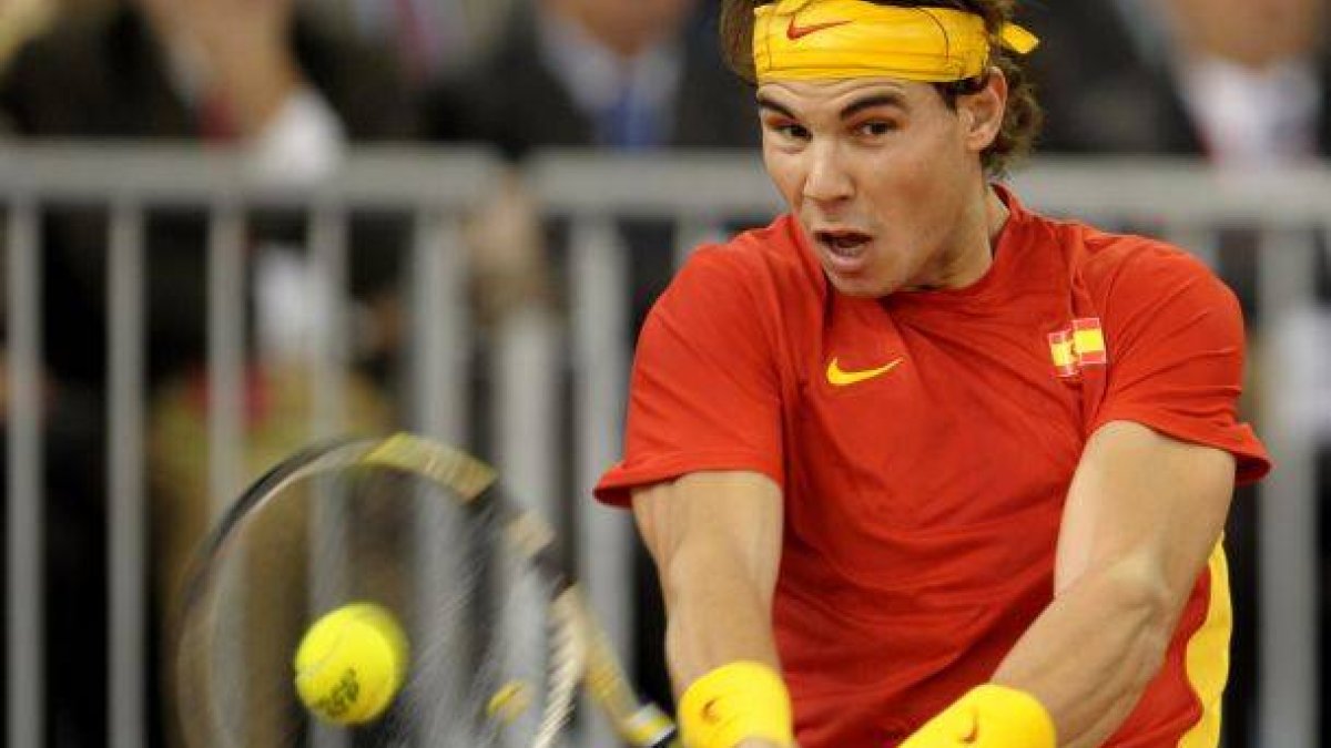 El tenista español Rafael Nadal devuelve una bola ante el argentino Juan Mónaco, en el primer partido de la final de la Copa Davis.
