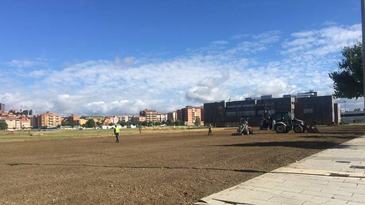 Primeros trabajos en el solar donde se construirá el edificio para el desarrollo de los dirigibles en el Campus de Vegazana. DL