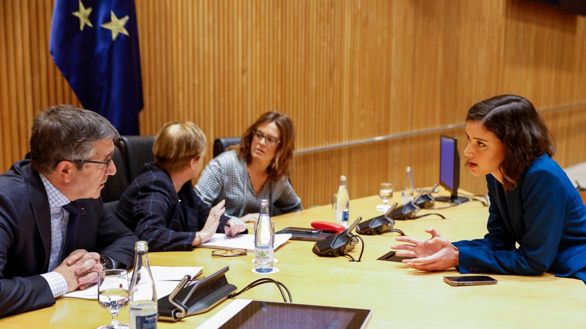 El portavoz del PSOE en el Congreso, Patxi López, conversa con la secretaria de Igualdad de la Ejecutiva Federal del PSOE y diputada nacional, Andrea Fernández, en el Congreso de los Diputados el pasado marzo. CHEMA MOYA / EFE