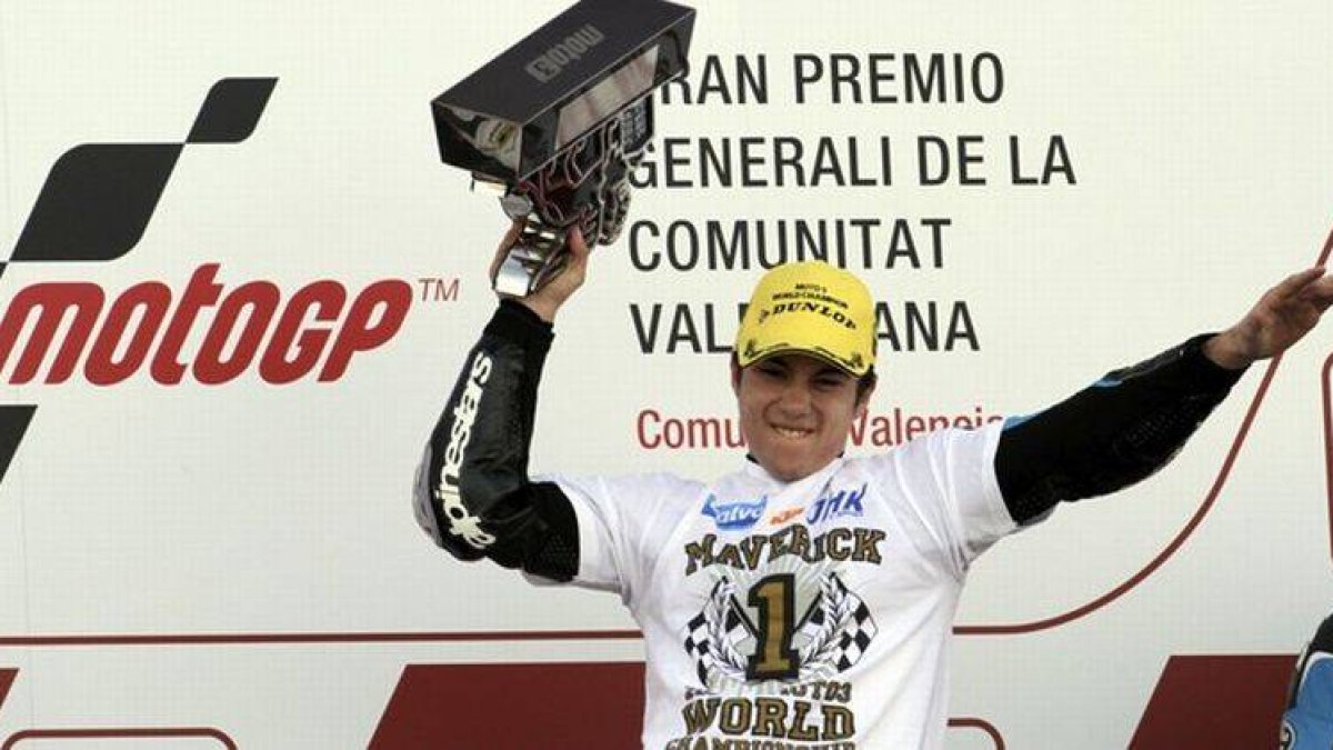 Maverick Viñales celebra en el podio de Cheste el título de campeón del mundo de Moto3.