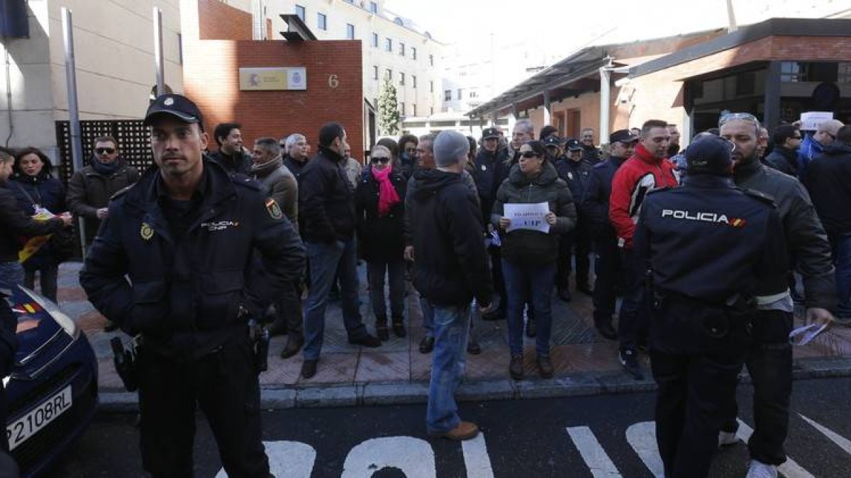 Concentración de policías ante la Comisaría de León.