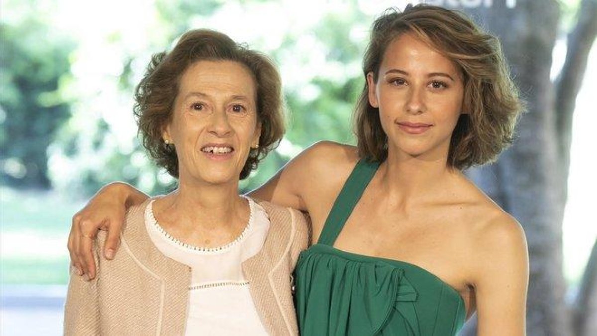 La escritora Julia Navarro y la actriz Irene Escolar, en la presentación de la adaptación de la novela Dime quién soy, de Movistar+.