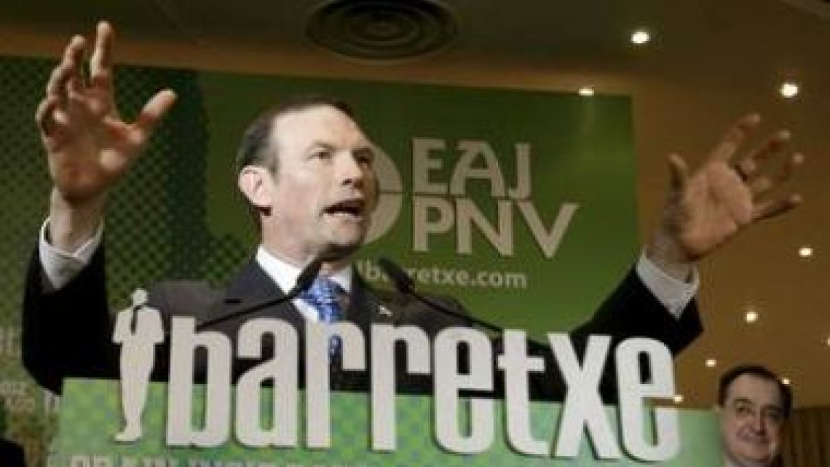 El candidato del PNV, Juan José Ibarretxe, durante su comparecencia ante la prensa ayer a última hor