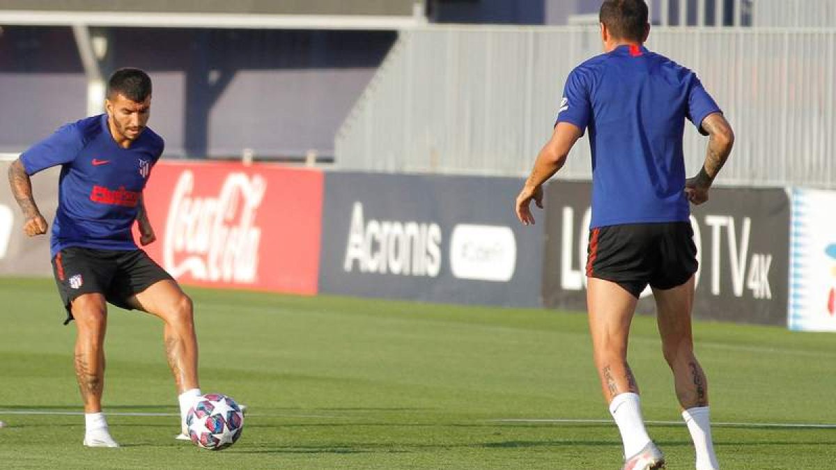 Correa, en un pasado entrenamiento, es uno de los jugadores que han dado positivo por Covid-19. MARÍN