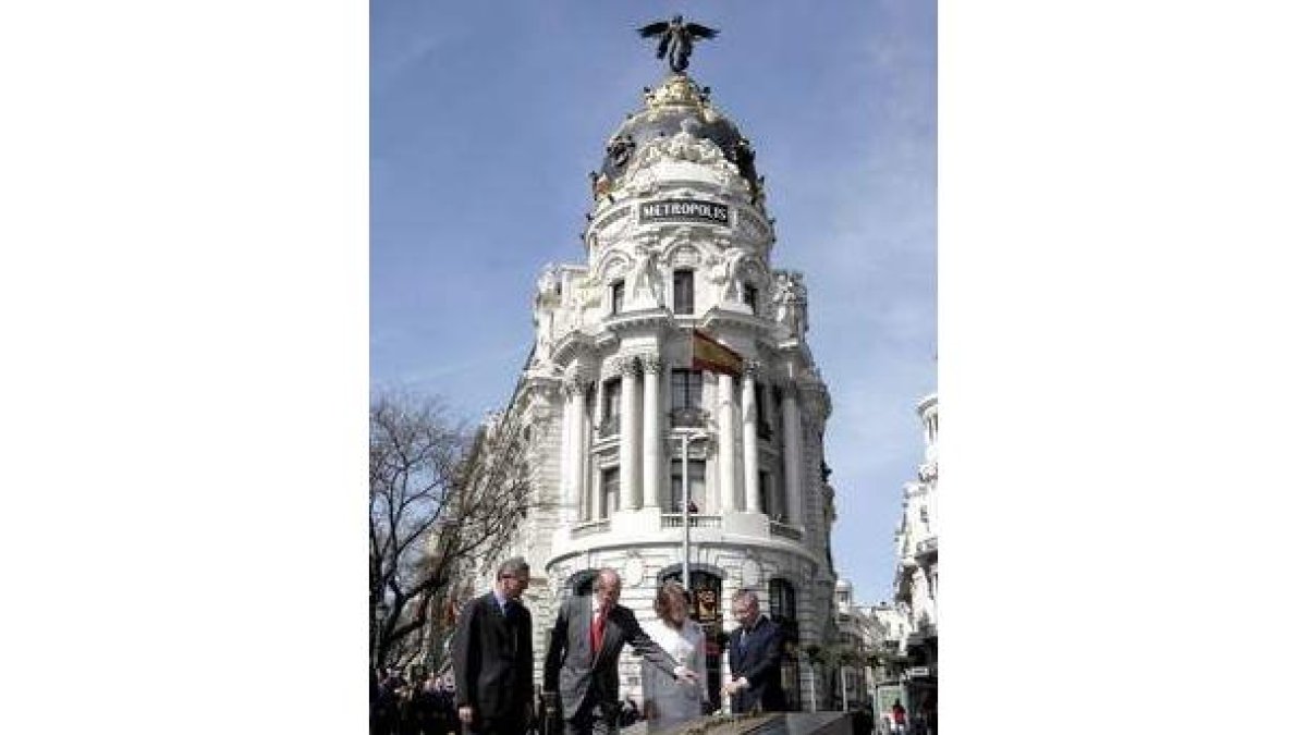 Ruiz Gallardón, los Reyes y José Blanco descubren una placa en la céntrica calle.